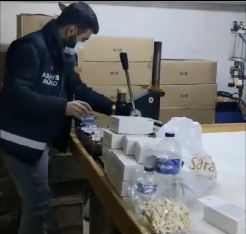 İstanbul’da kaçak parfüm imalathanesine baskın kamerada