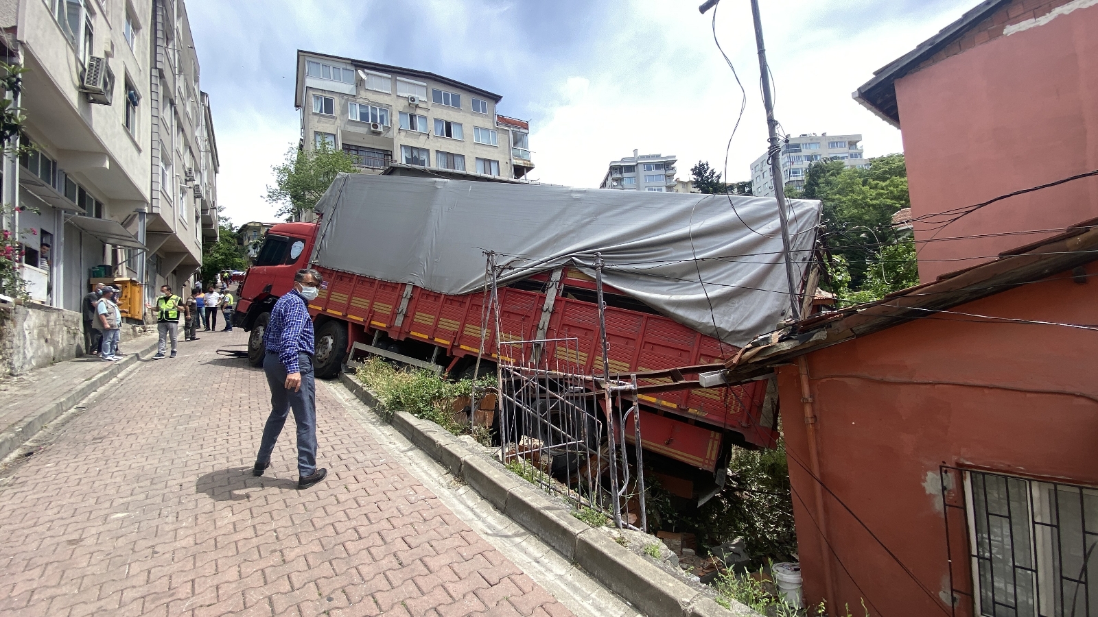 İstanbul’da kamyon dehşeti kamerada: Gecekonduya daldı