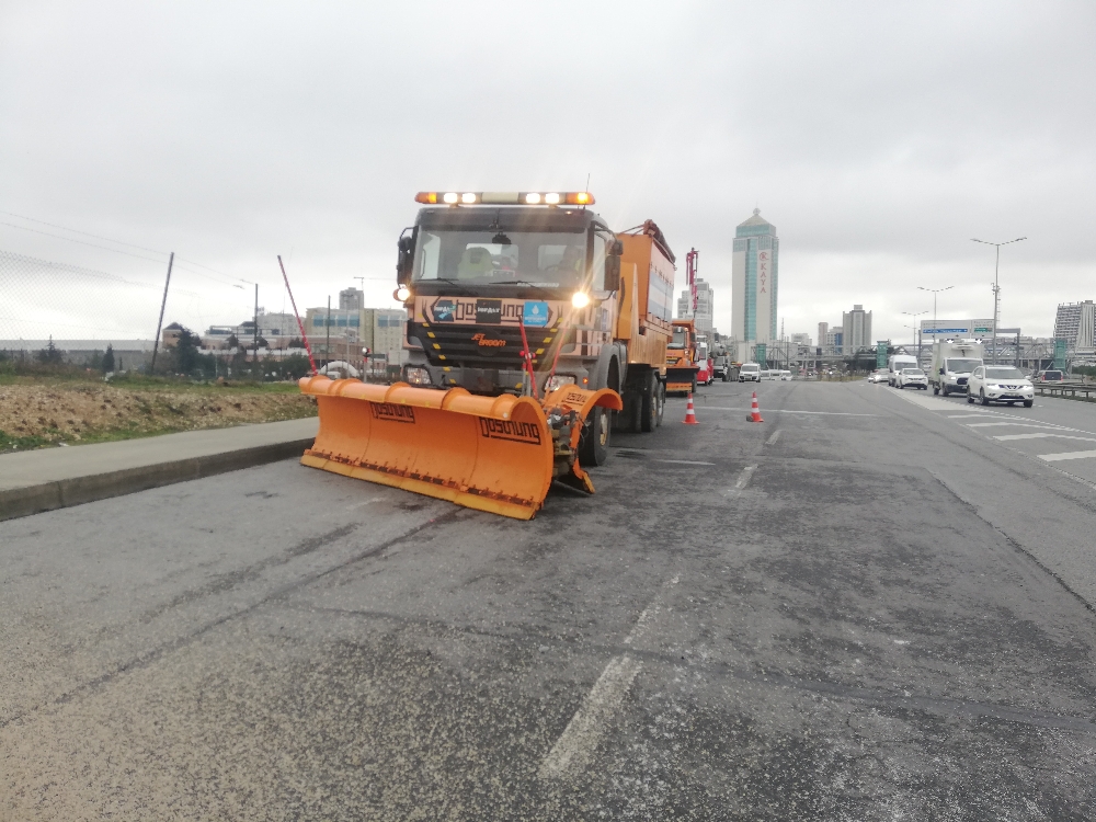 İstanbul’da kar küreme araçları yollara çıktı
