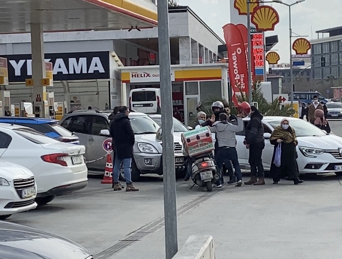 İstanbul’da kaza sonrası kasklı ve yumruklu kavga kamerada