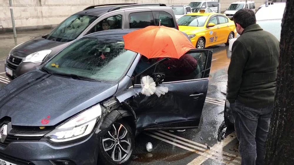 İstanbul’da kazazedeye şemsiyeli koruma