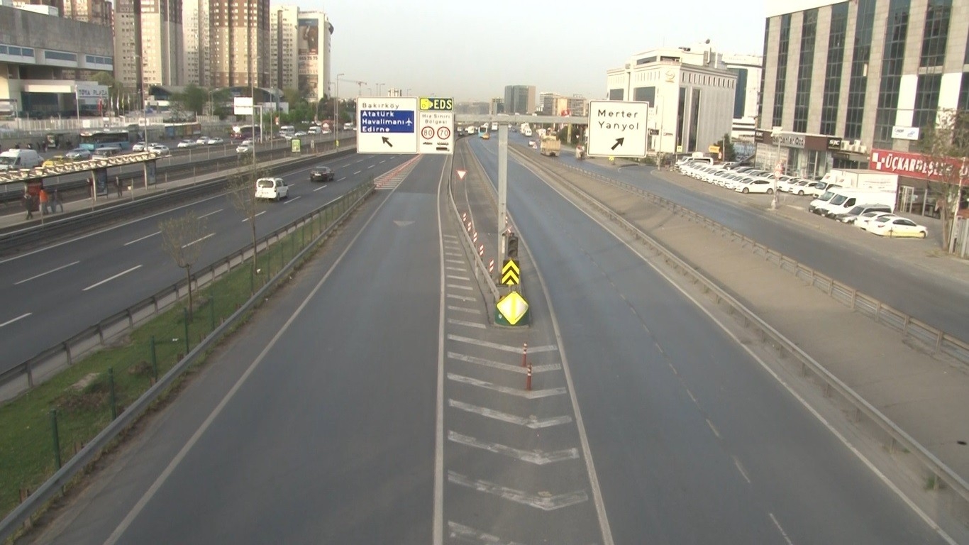 İstanbul’da kısıtlama nedeniyle haftanın ilk gününde yollar boş kaldı
