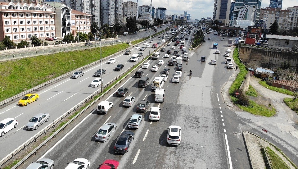 İstanbul’da kısıtlama öncesi trafik yoğunluğu erken başladı