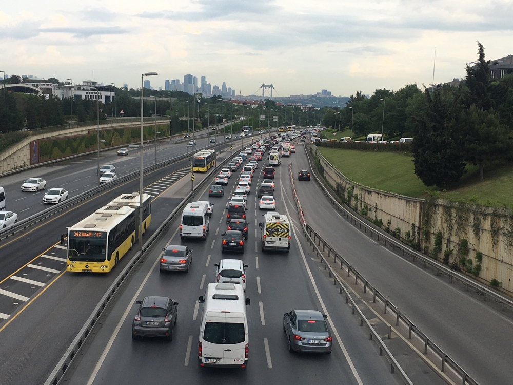 İstanbul’da kısıtlamasının kalkmasıyla trafik yoğunluğu yaşandı