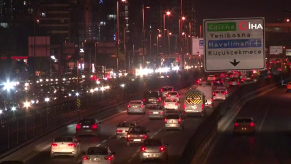 İstanbul’da kısıtlamasının sona ermesiyle vatandaşlar sokağa çıktı