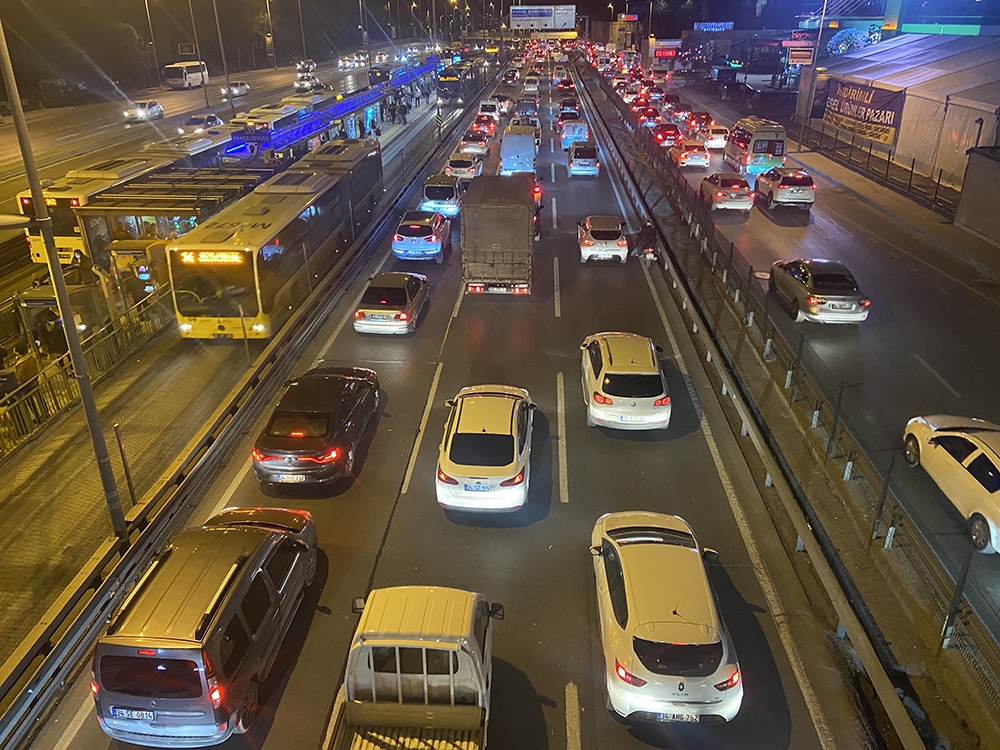 İstanbul’da kısıtlamaya dakikalar kala trafik yoğunluğu