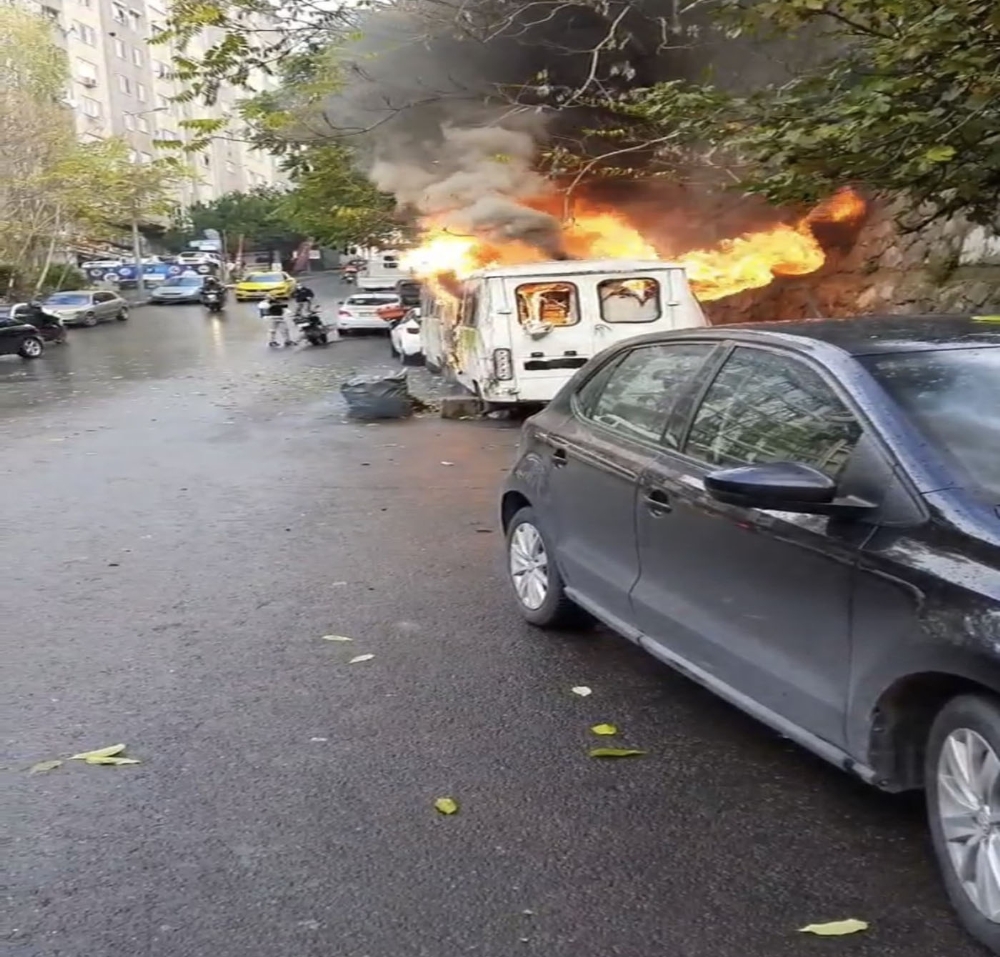 İstanbul’da korku dolu anlar: Minibüsler alev alev yandı