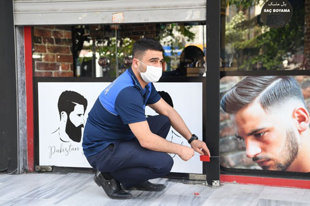 İstanbul’da kurallara uymayan berberler mühürlendi