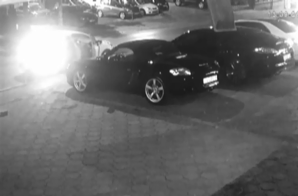 İstanbul’da lüks otomobilin farlarının çalındığı o anlar