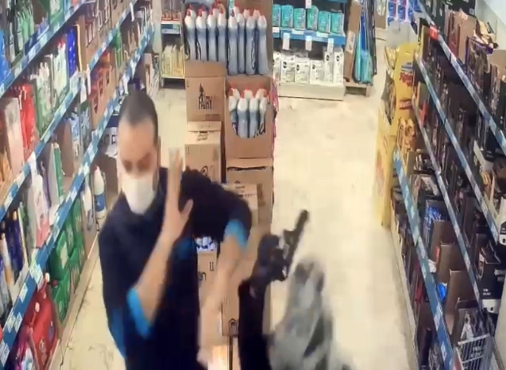 İstanbul’da market çalışanının dehşeti yaşadığı soygun girişimi kamerada