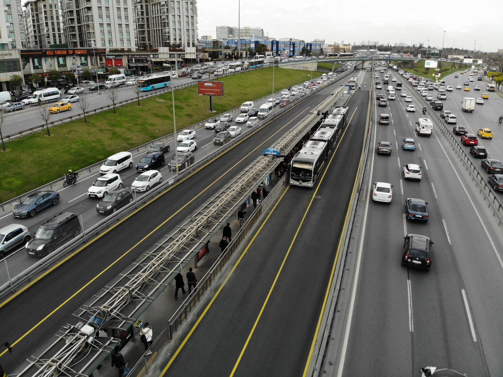 İstanbul’da metrobüs duraklarında dikkat çeken yoğunluk