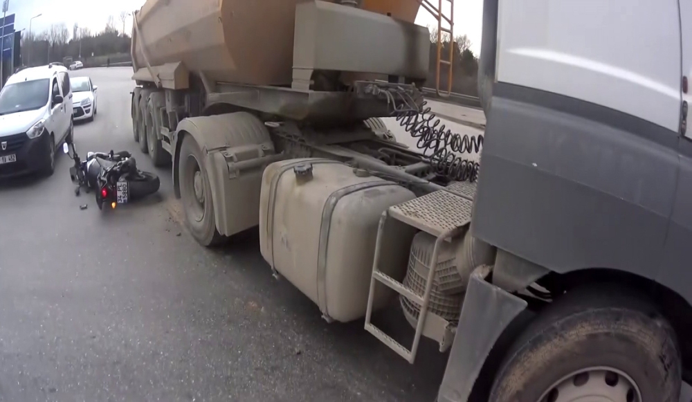 İstanbul’da motosikletlilerin ölümden döndüğü kazalar kamerada