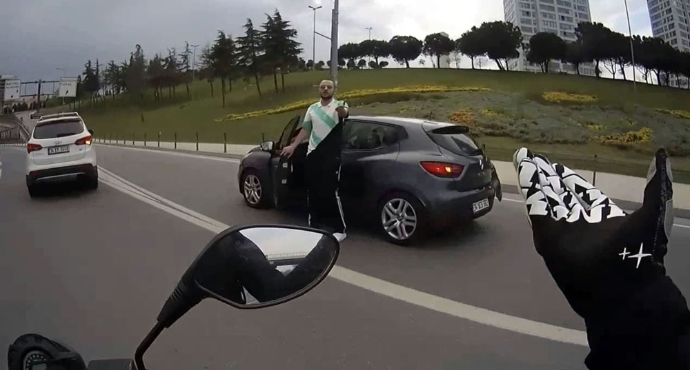 İstanbul’da motosikletlilerin ölümden döndüğü “makas” terörleri kamerada