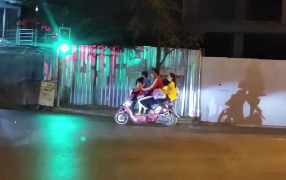 İstanbul’da motosiklette 5 kişilik ailenin tehlikeli yolculuğu kamerada