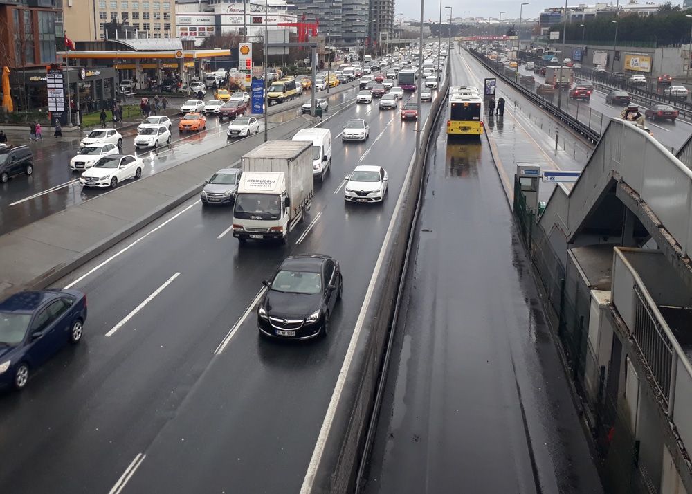 İstanbul’da öğle saatlerinde şaşırtan trafik yoğunluğu