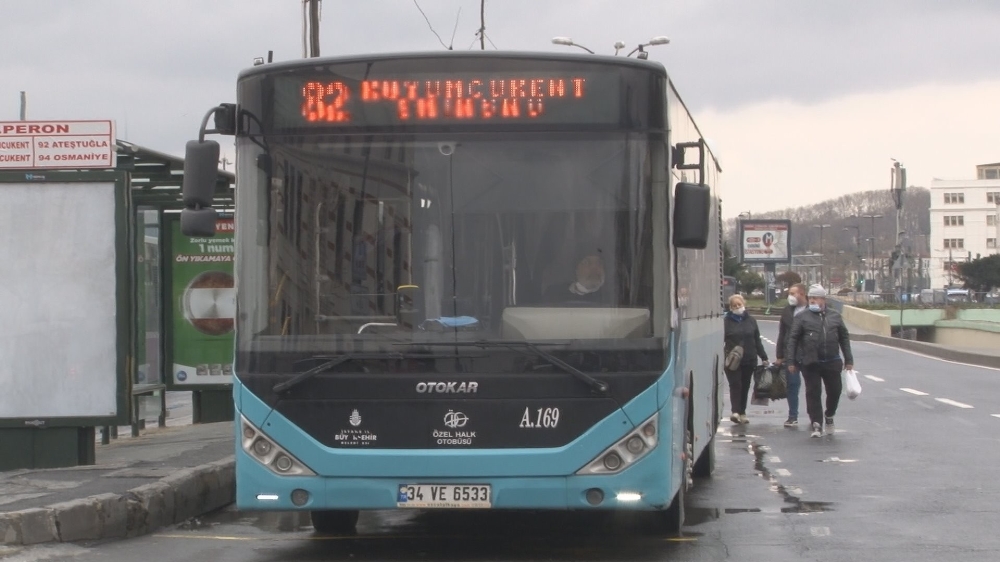 İstanbul’da otobüs şoförü yolcunun üzerine yürüdü, o anlar kamerada
