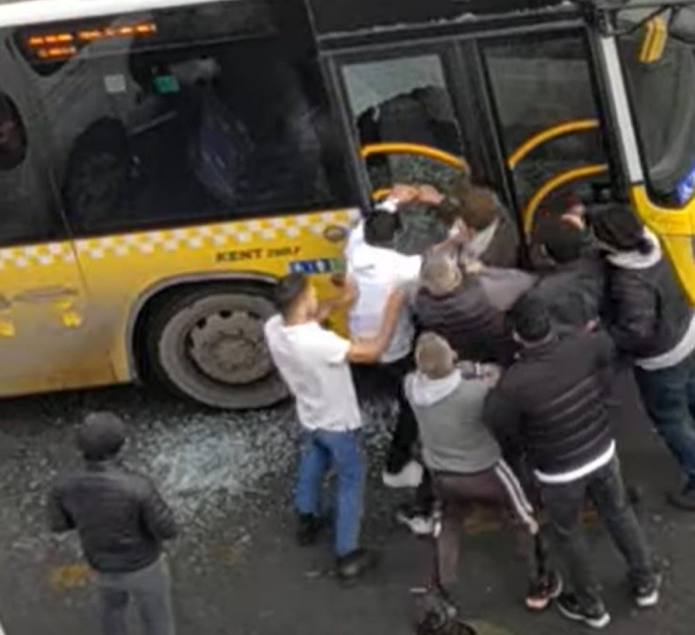 İstanbul’da otobüsün camını kırıp şoförü ve oğlunu darp ettiler