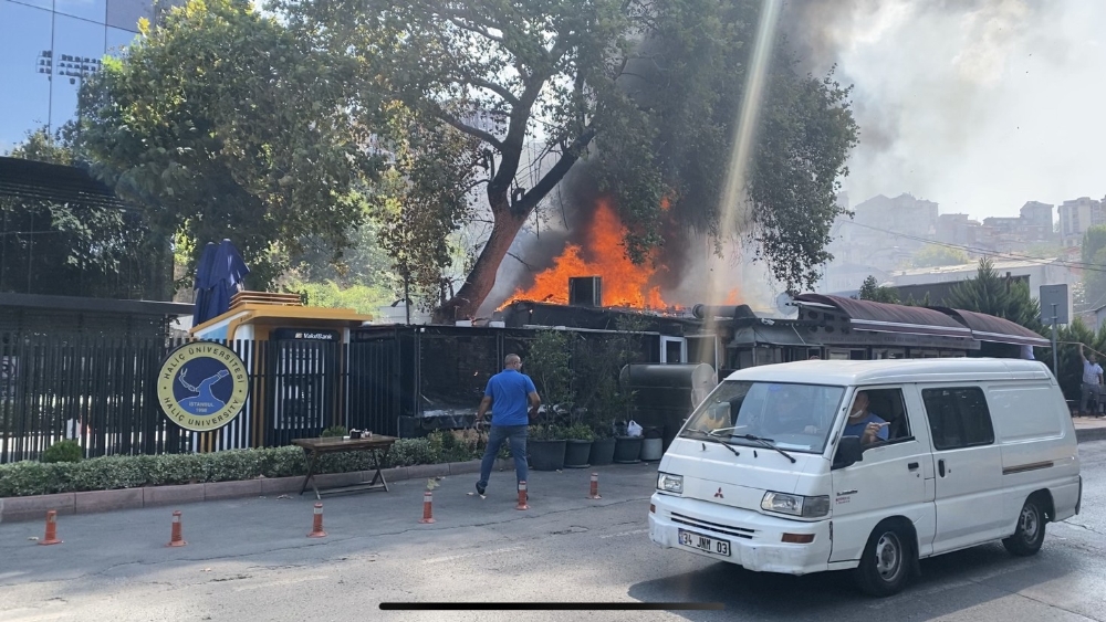 İstanbul’da özel üniversitenin yanındaki restoran alev alev yandı