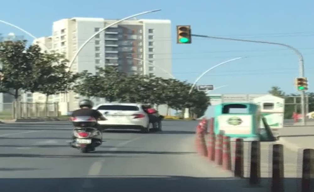 İstanbulda Patenli Gencin Tehlikeli Yolculuğu Kamerada