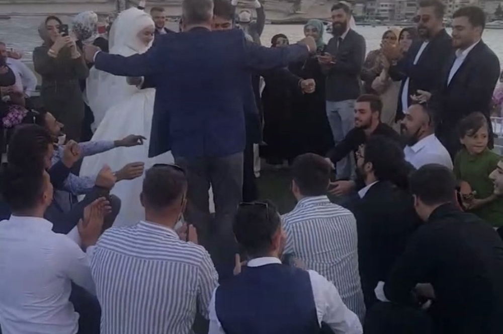 İstanbul’da patinajlı, meşaleli ve kuralsız düğün konvoyu kamerada