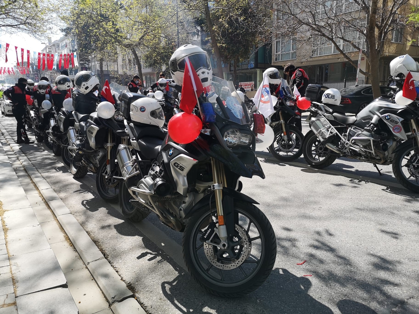 İstanbul’da polis korteji eşliğinde ’23 Nisan’ coşkusu