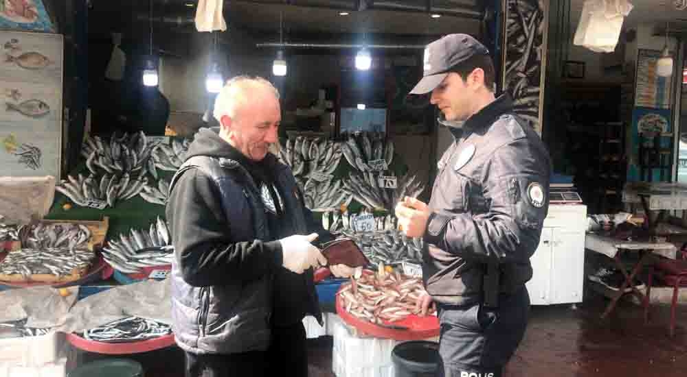 İstanbul’da polis sokağa çıkma yasağına uymayan yaşlıları uyardı