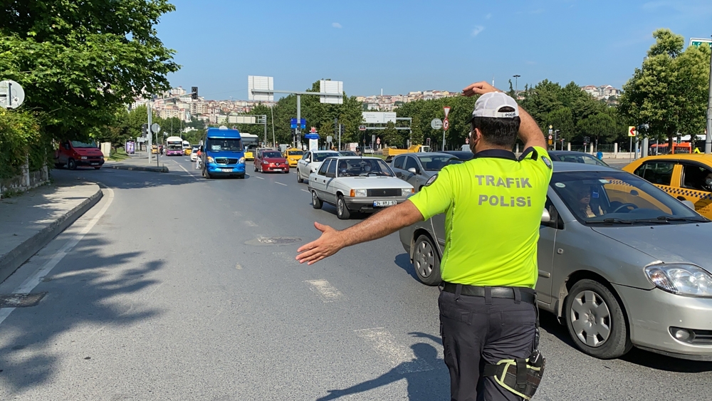 İstanbul’da polisle tıka basa dolu minibüs arasında nefes kesen kovalamaca kamerada