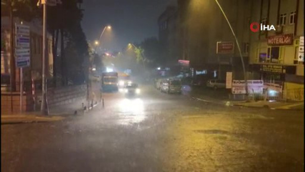 İstanbul’da sağanak yağış etkili oluyor