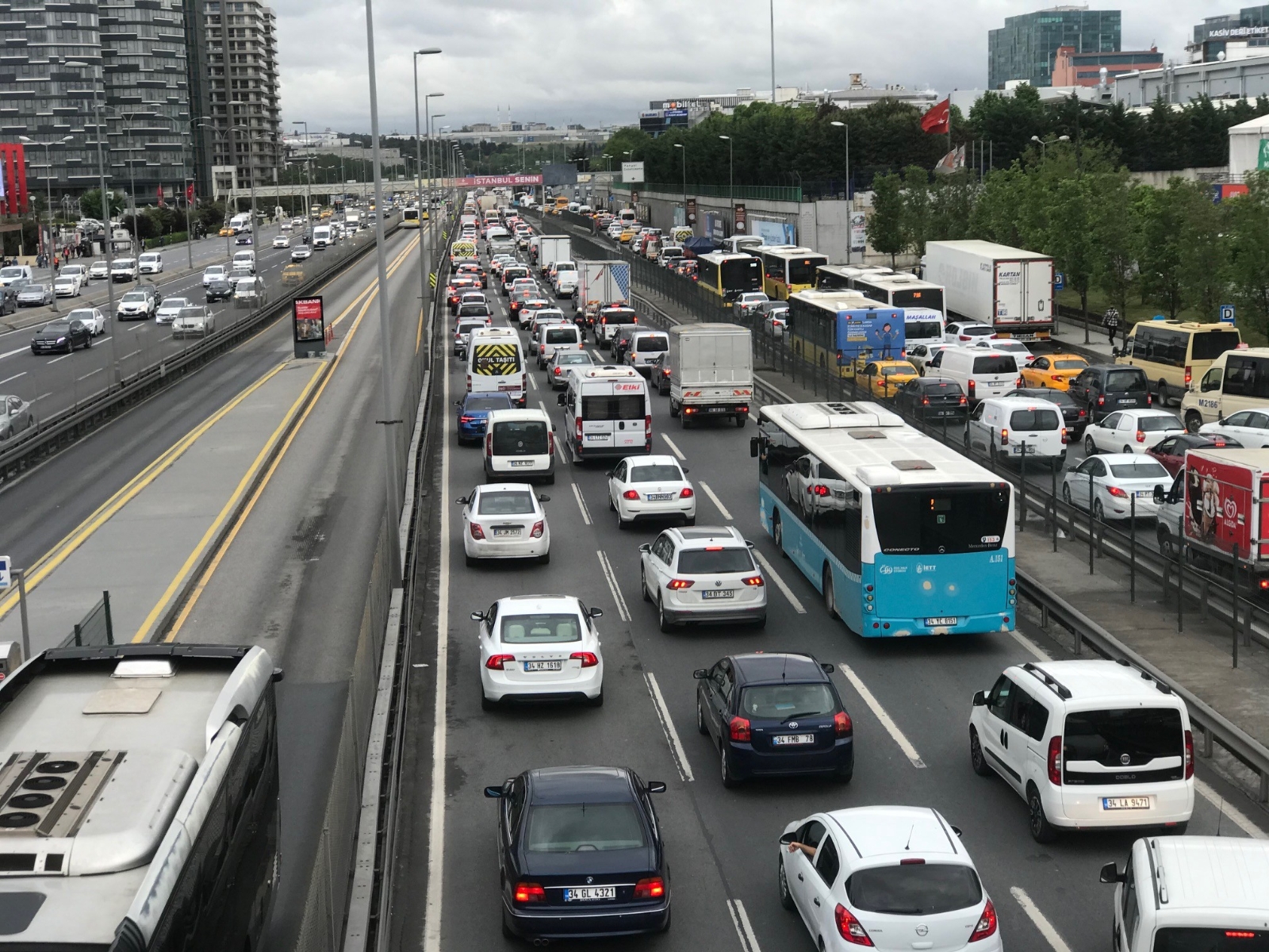 İstanbul’da sağanak yağış sonrası trafik yoğunluğu yüzde 72’ye çıktı