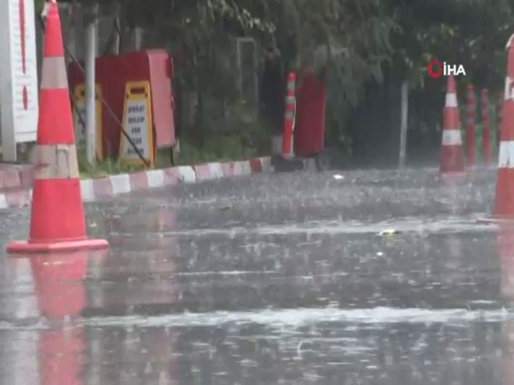 İstanbul’da sağanak yağış vatandaşlara zor anlar yaşattı
