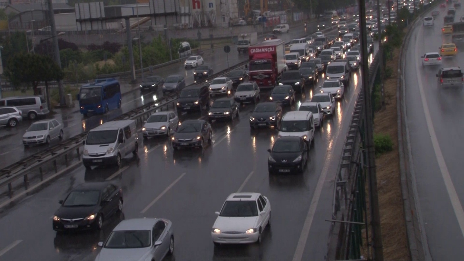 İstanbul’da sağanak yağmur nedeniyle trafik yoğunluğu rekor seviyeye ulaştı