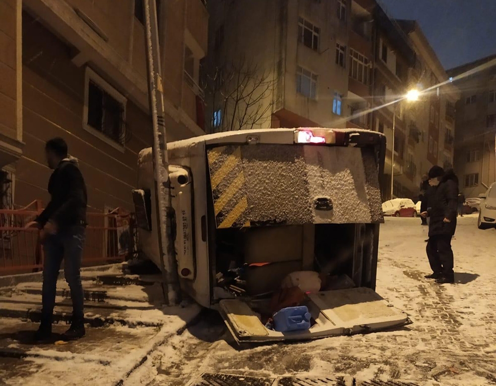 İstanbul’da servis minibüsünün takla atıp devrildiği an kamerada