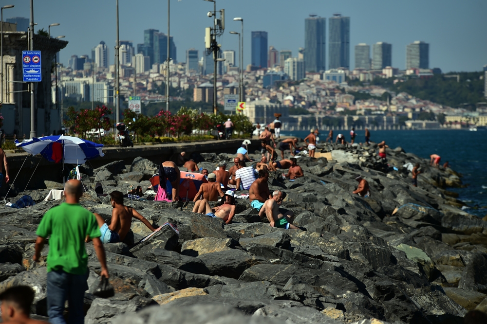 İstanbul’da sıcaktan bunalan Boğaz’a akın etti