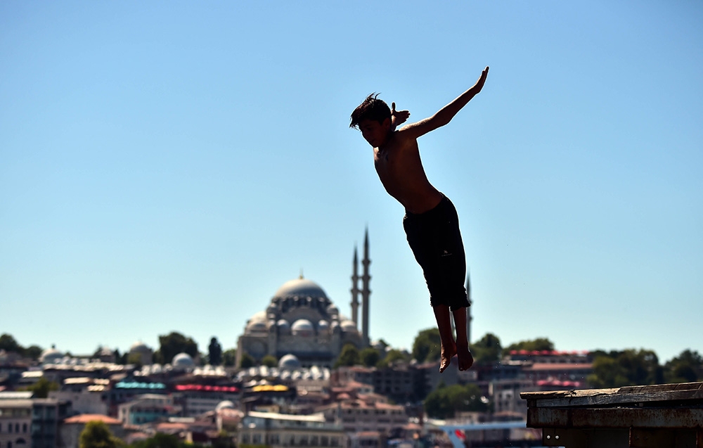 İstanbul’da sıcaktan bunalan çocuklar denize girerek serinledi