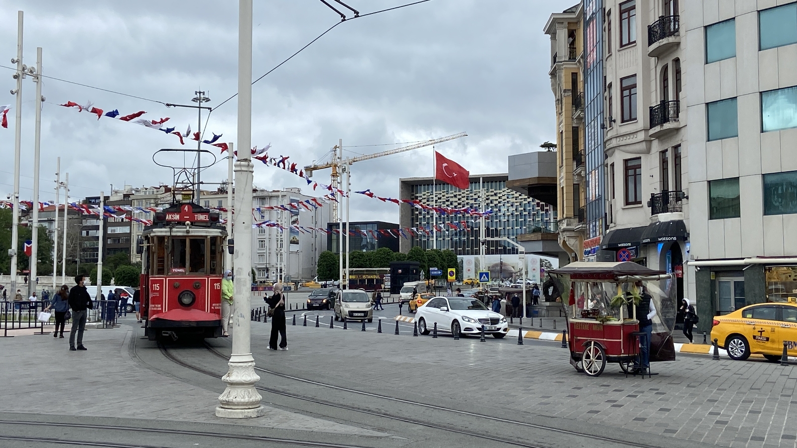 İstanbul’da şiddetli rüzgar: Gökyüzü kara bulutlarla kaplandı