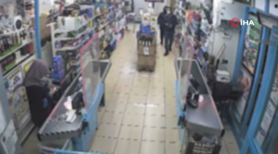 İstanbul’da silahlı market soygunu kamerada