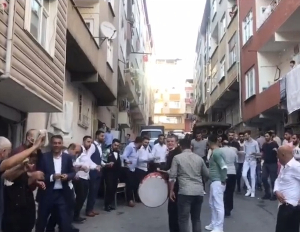 İstanbul’da silahlı, patinajlı ve kuralsız düğün konvoyu terörü kamerada