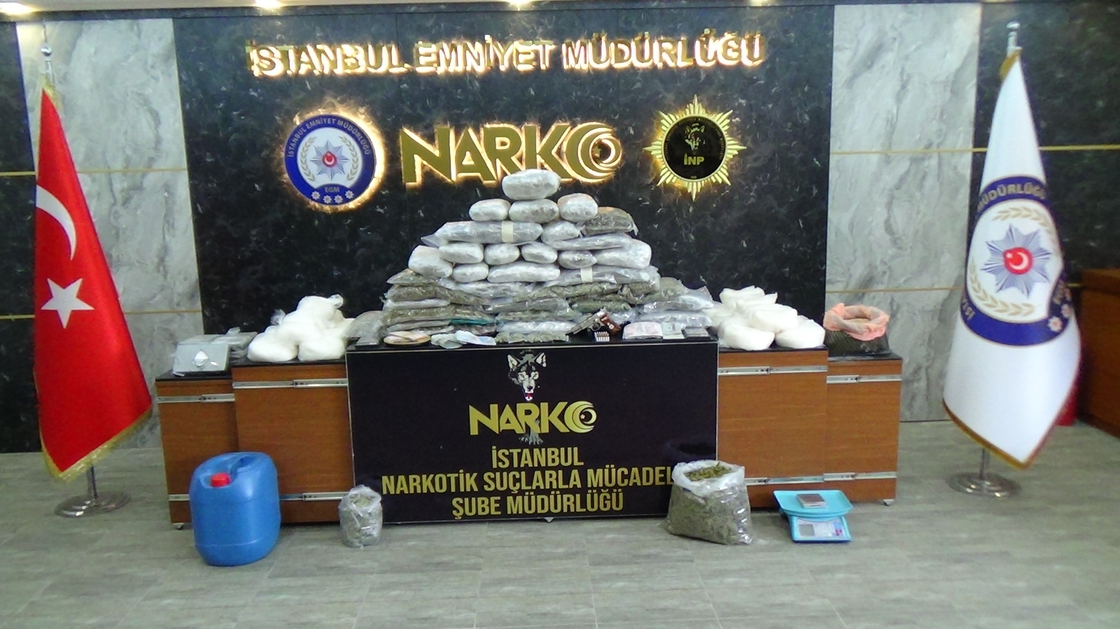 İstanbul’da şok baskın: Uyuşturucu maddeyi tuvalete dökerken yakalandılar