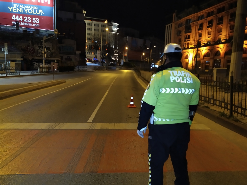 İstanbul’da sokağa çıkma kısıtlaması denetimi gece sürüyor