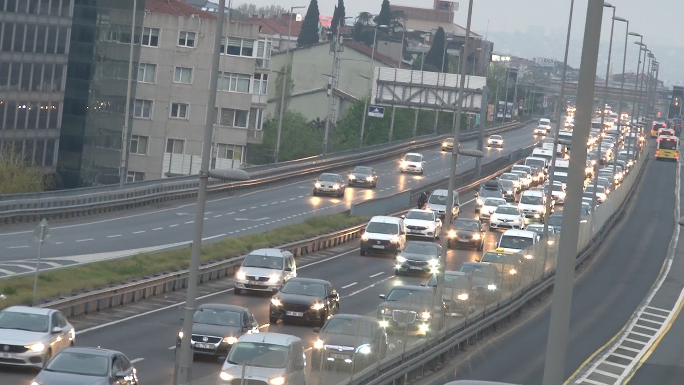 İstanbul’da sokağa çıkma kısıtlaması öncesi trafik yoğunluğu başladı