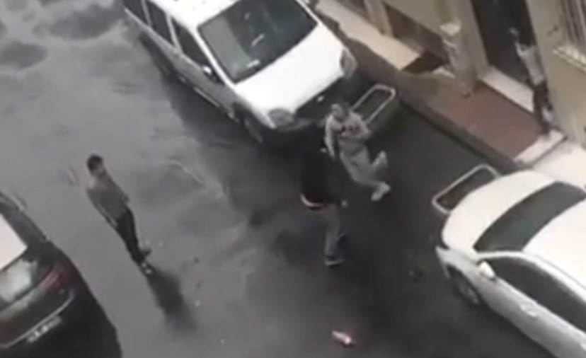 İstanbul’da sokak ortasında “çöp poşetli” kavga kamerada