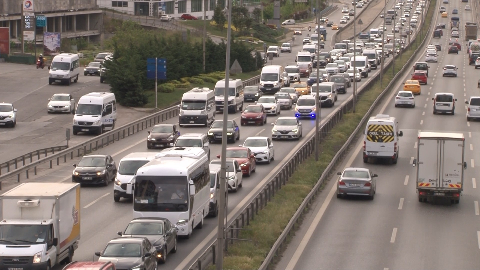İstanbul’da tam kapanmada hafta sonu öncesi trafik yoğunluğu