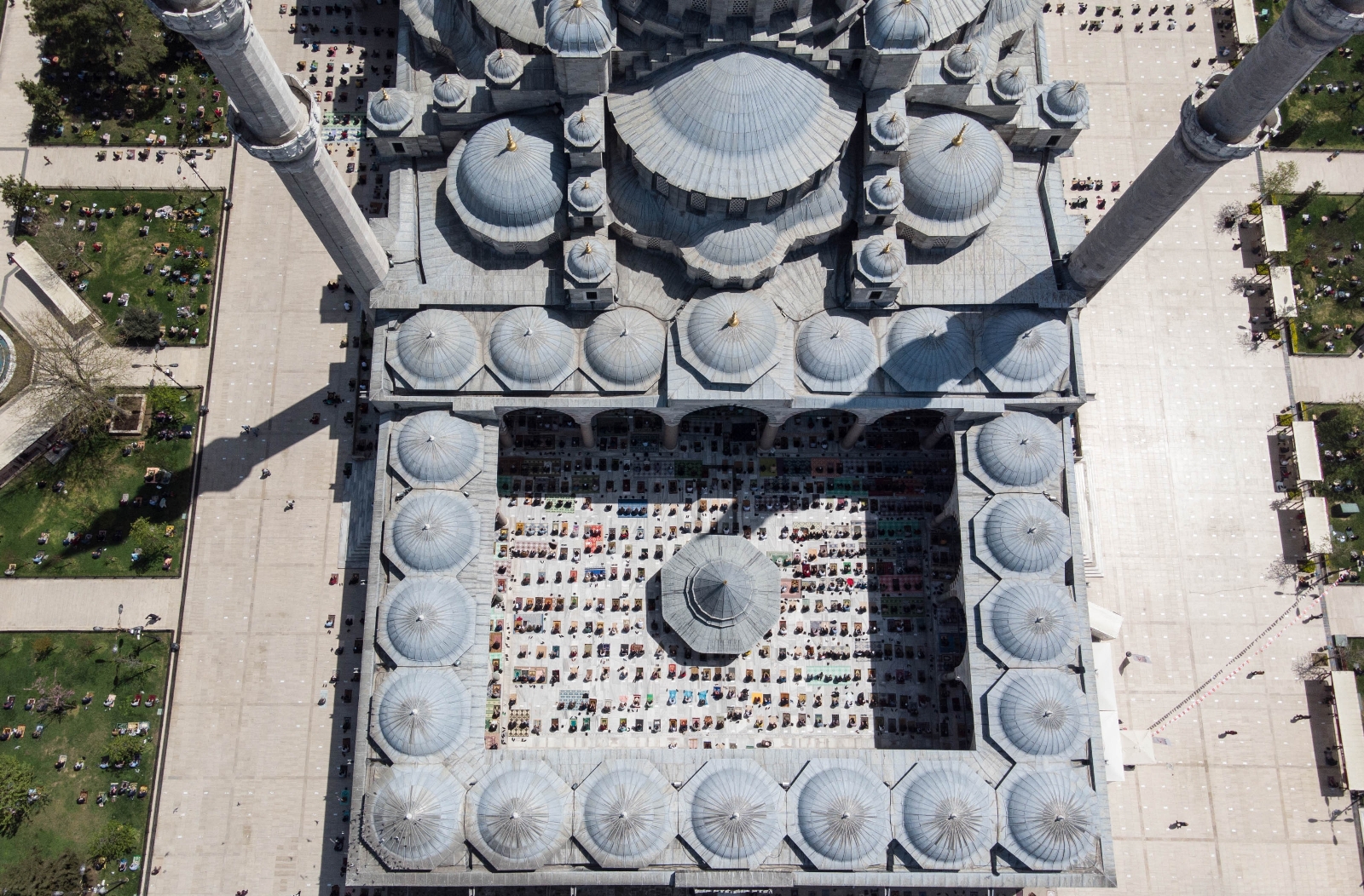 İstanbul’da tam kapanmada ilk cuma namazı kılındı
