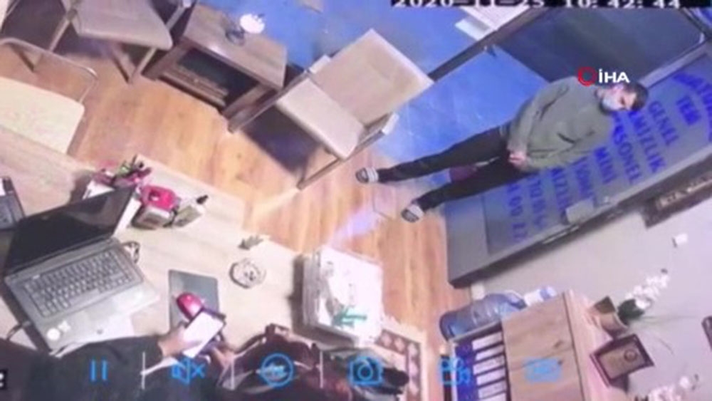 İstanbul’da “terlikli telefon hırsızını” polis, terliğinden yakaladı