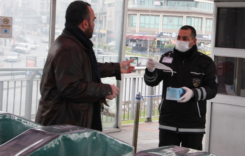 İstanbul’da toplu taşımayı kullananlara maske dağıtılıyor
