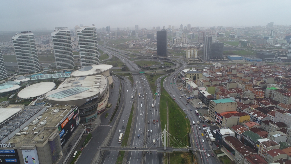 İstanbul’da trafiğin en yoğun olduğu cuma güne yollar boş kaldı