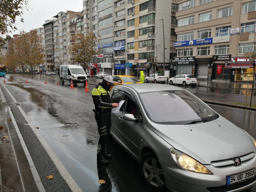 İstanbul’da trafik ekipleri kısıtlamaya yönelik denetimler gerçekleştiriyor