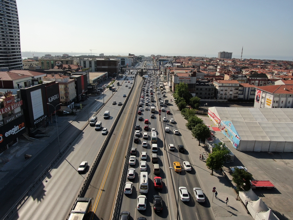 İstanbul’da trafik yoğunluğu havadan görüntülendi