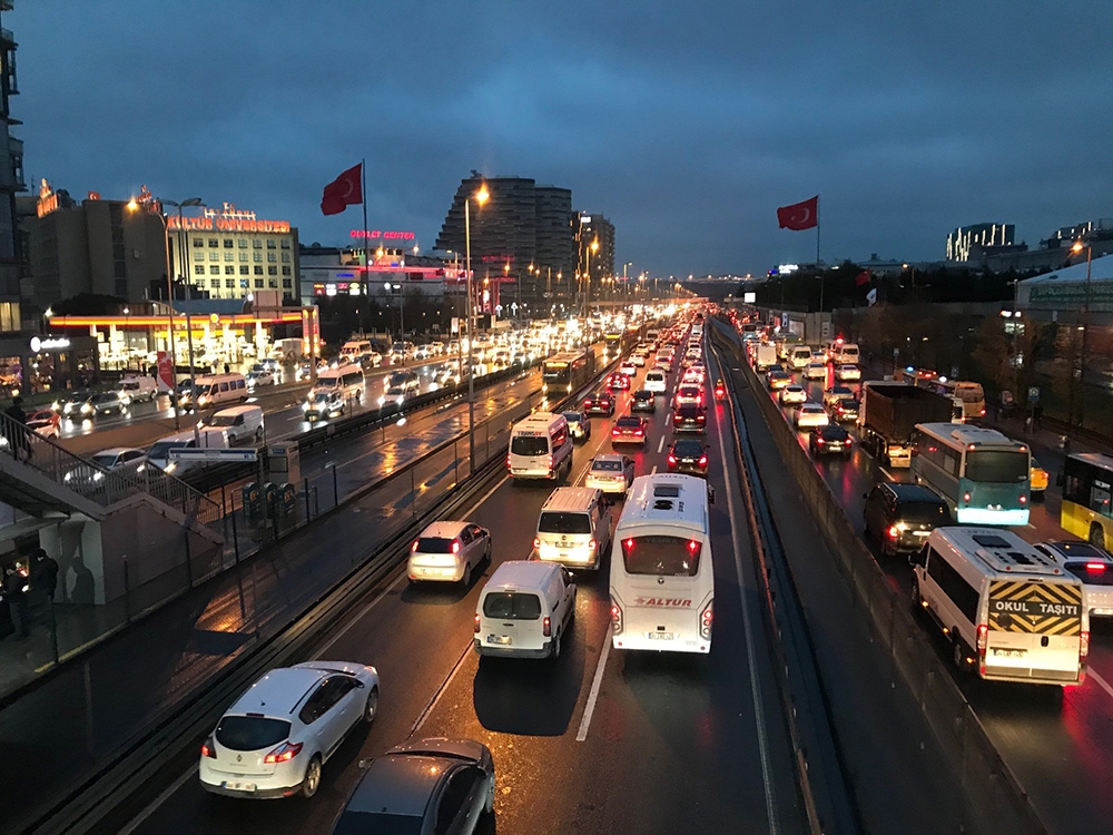İstanbul’da trafik yoğunluğu yüzde 72 seviyelerine yükseldi