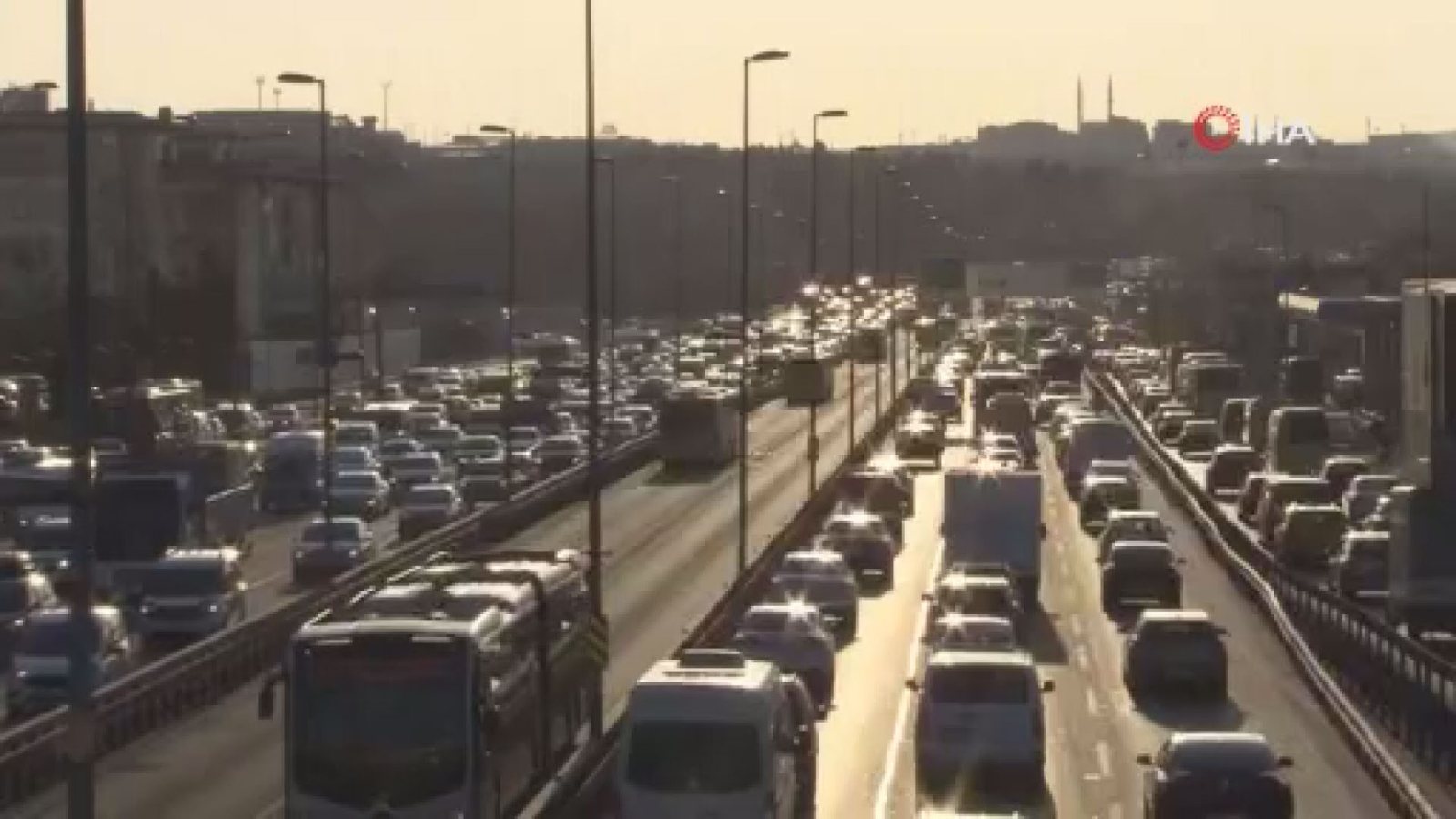 İstanbul’da trafik yoğunluğu yüzde 72 seviyesine ulaştı